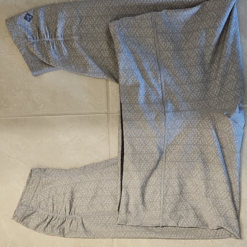 PrAna Size XL Cropped Ruched Leg Gray Print Legging Like New 21 Inch Inseam - Picture 2 of 7